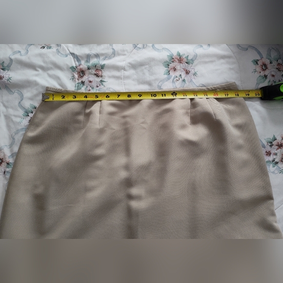Gorgeous light tan career skirt suit. - Picture 6 of 6